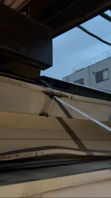 ゲリラ豪雨で雨樋があふれる｜賃貸物件の雨樋交換