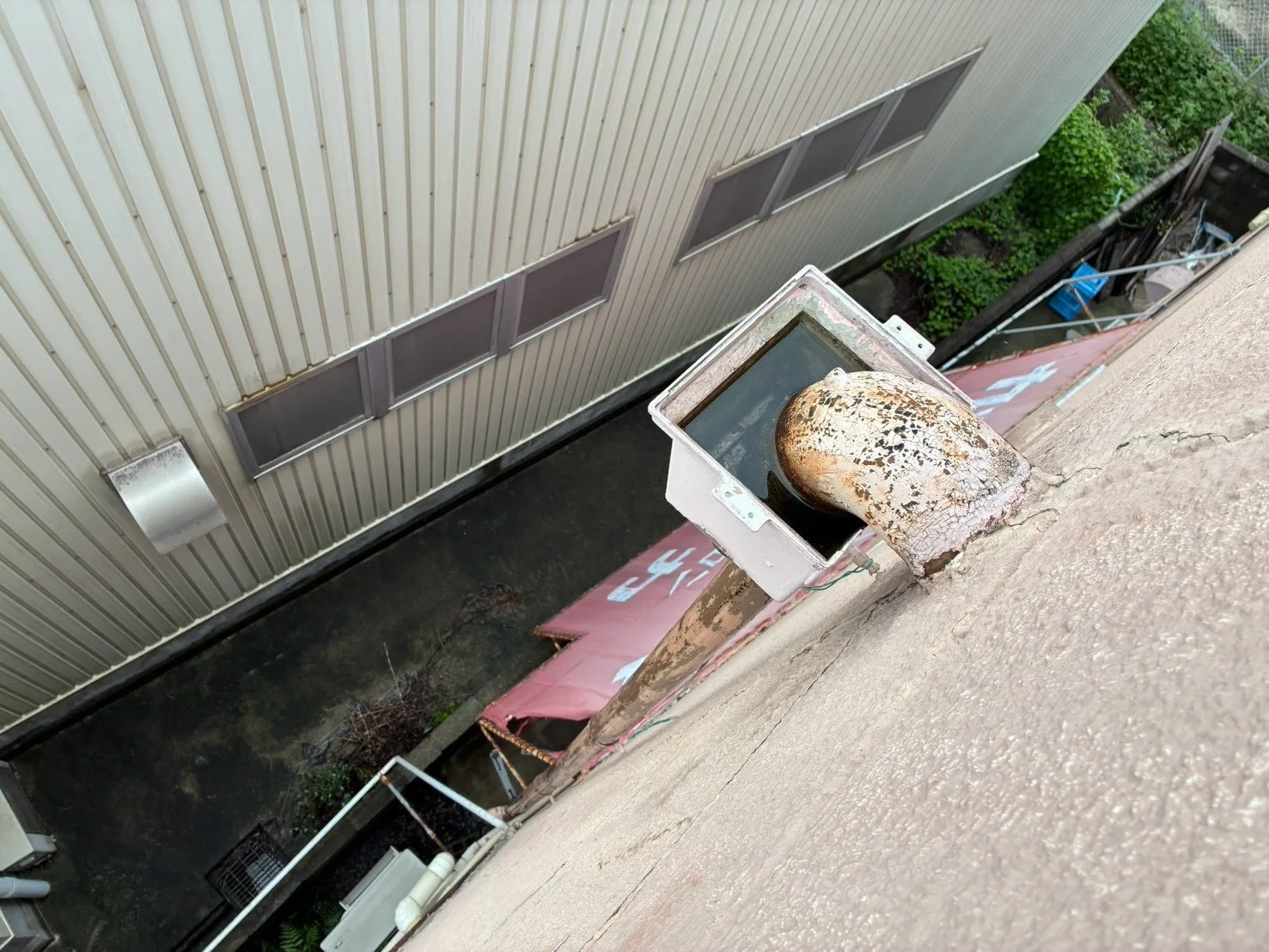 ビルの広範囲な雨漏り|排水縦管の詰まりと防水劣化への対応