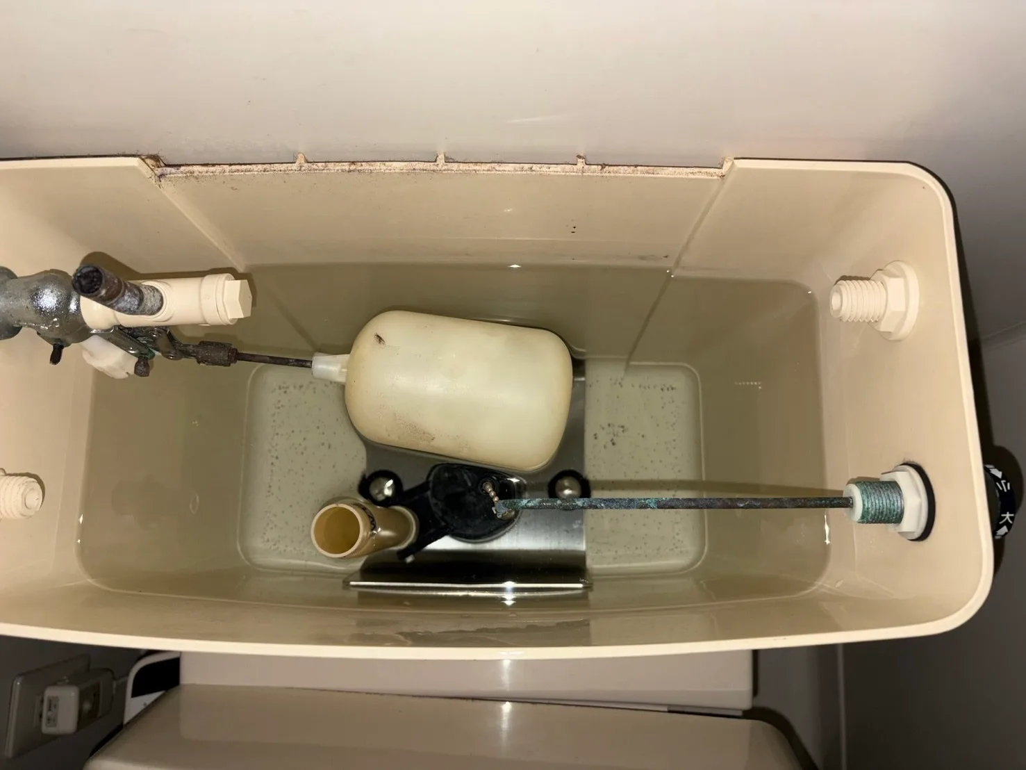 トイレとキッチン水栓の水漏れ修理｜賃貸物件の水回り修繕