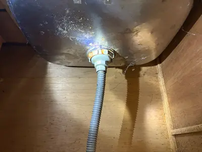 キッチンシンク下の水漏れ原因と修理｜賃貸物件の水漏れ対応